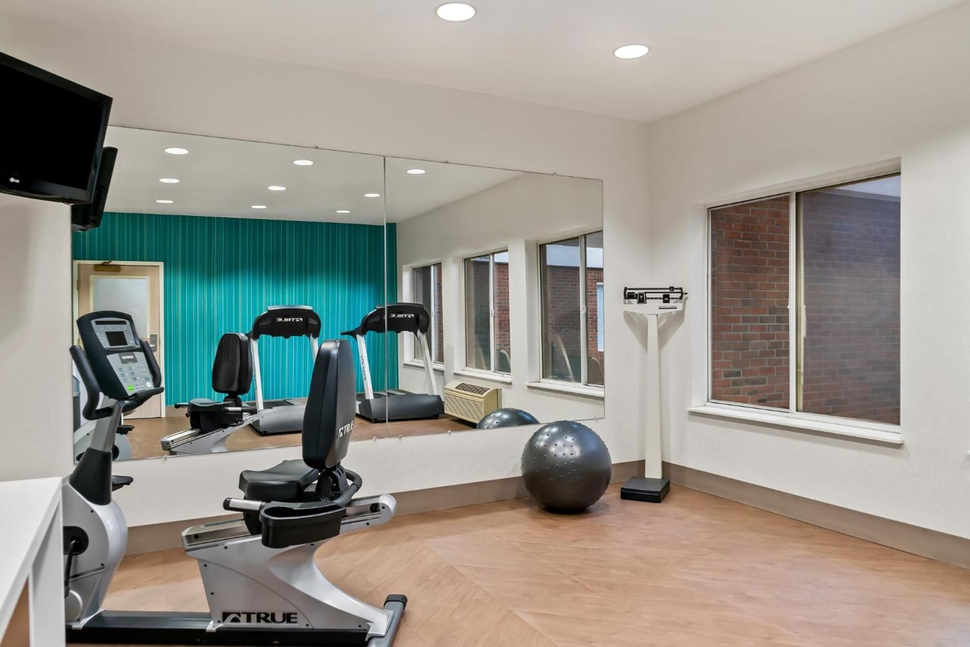 Holiday Inn Express Hotel & Suites Marion By Ihg Bagian luar foto